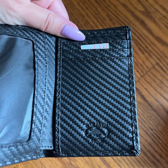 ◾️STEALTH MODE: New, carbon fiber leather trifold ID blocking wallet, never used - Picture 7 of 11